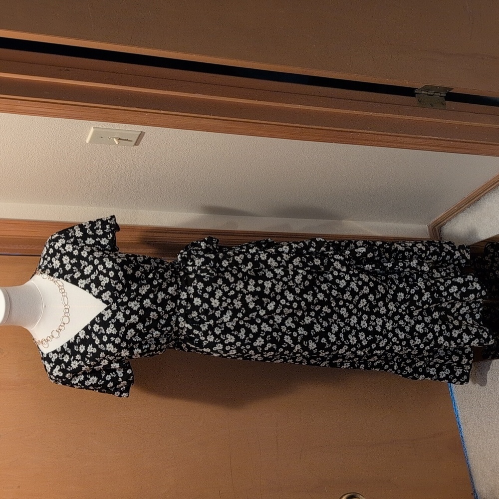 Lulu Black with white colored flower wrap dress with flutter sleeves, large.